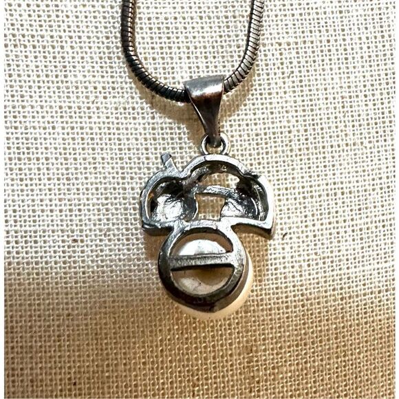 Silver tone faux pearl leaf pendant necklace - Picture 5 of 7